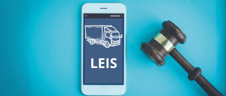 Um celular está sobre um fundo azul-esverdeado. Em sua tela tem o ícone de um caminhão e abaixo do desenho está escrita a palavra "LEIS". Ao lado direito do telefone tem um martelo de madeira, representando o sistema de leis do transporte rodoviário de cargas.