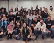 Grupo de pessoas presentes no encontro com os embaixadores da Fretebras