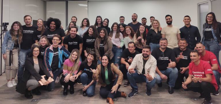 Grupo de pessoas presentes no encontro com os embaixadores da Fretebras