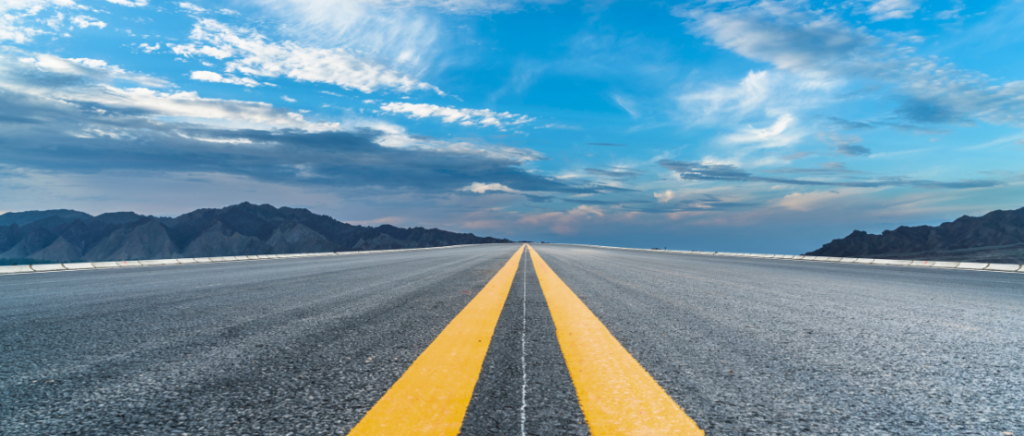 Visão de estrada pavimentada, ilustrando as maiores rodovias do Brasil.