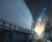Caminhão dirigindo à noite na rodovia ilustra quais são as cargas mais roubadas no Brasil.