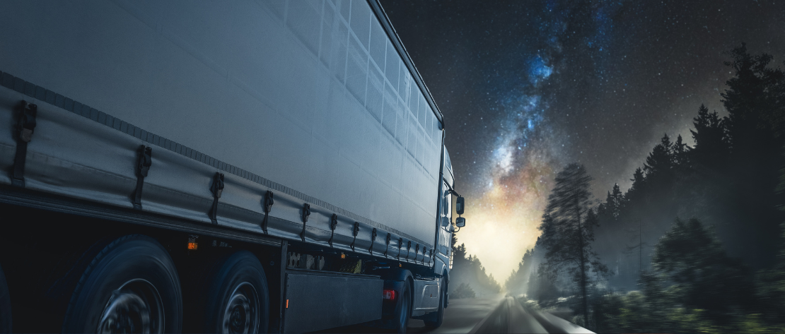Caminhão dirigindo à noite na rodovia ilustra quais são as cargas mais roubadas no Brasil.