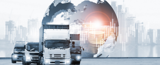 Quatro caminhões à frente de um globo terrestre representam a transformação digital na logística.