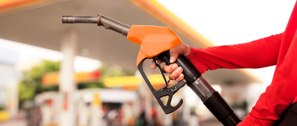 Bomba de combustível em posto ilustra o aumento no preço do diesel.