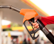 Bomba de combustível em posto ilustra o aumento no preço do diesel.