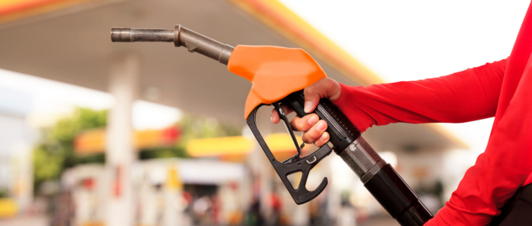 Bomba de combustível em posto ilustra o aumento no preço do diesel.