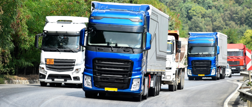 Caminhões nas estradas ilustram o fato de que os fretes rodoviários aumentaram 17% no último trimestre de 2023.
