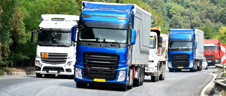 Caminhões nas estradas ilustram o fato de que os fretes rodoviários aumentaram 17% no último trimestre de 2023.