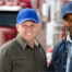 Dois homens em frente um caminhão ilustram as diversas opções de modalidade de crédito para o transporte de cargas.