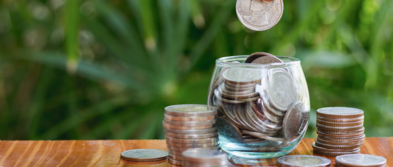 Pote de moedas ilustra gestão e finanças para transportadoras.
