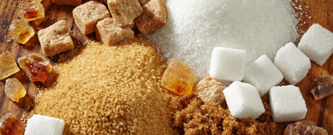 Vários tipos de açúcar ilustram as rotas do açúcar no Brasil.