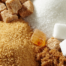 Vários tipos de açúcar ilustram as rotas do açúcar no Brasil.