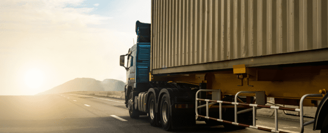 Caminhão em segurança na estrada representa a aplicação da prevenção ao roubo de cargas.