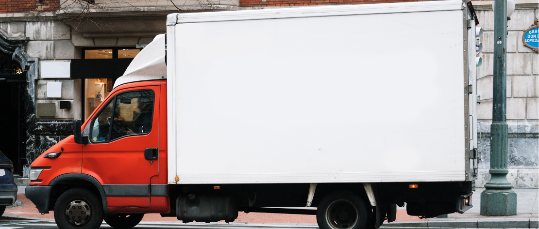 Caminhão pequeno na rua ilustra os tipos de caminhões leves disponíveis.