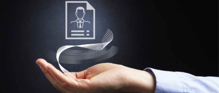 A imagem mostra uma mão aberta, segurando digitalmente o ícone de um perfil, sugerindo o conceito de apresentação e destaque de informações pessoais de forma virtual.