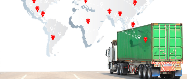 Ao lado direito da imagem tem um caminhão verde numa rodovia. No plano superior, à frente do veículo, tem um mapa do mundo com diversos pontos de destinos marcados, representando os transportes que ele tem para fazer.