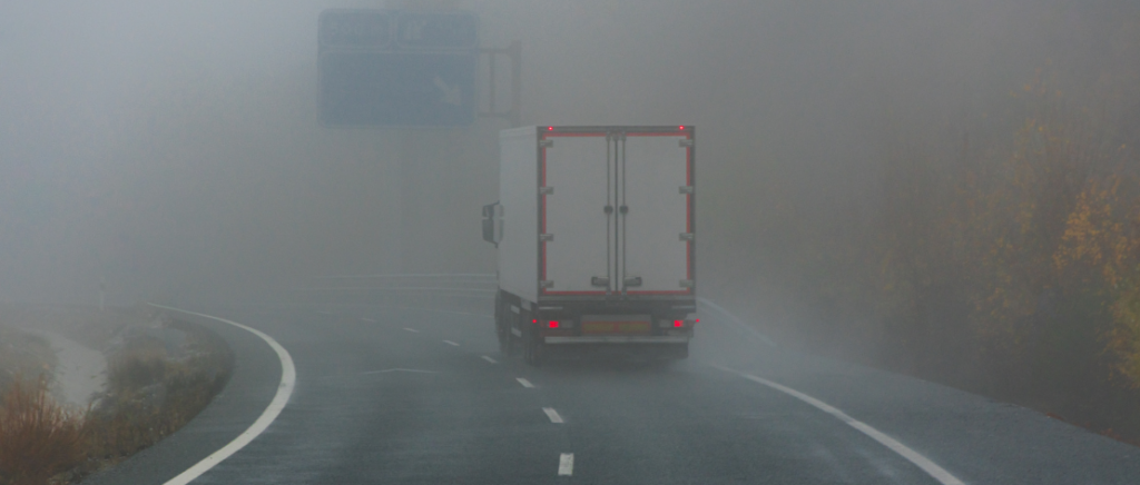 caminhao-sob-neblina