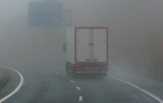 caminhao-sob-neblina