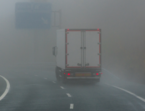 Dirigir com neblina: guia de sobrevivência e manutenção do caminhão no inverno