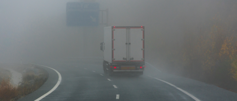 caminhao-sob-neblina