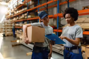 Uma pessoa no computador conferindo a logística da entrega do produto na cadeia do Nearshoring. 