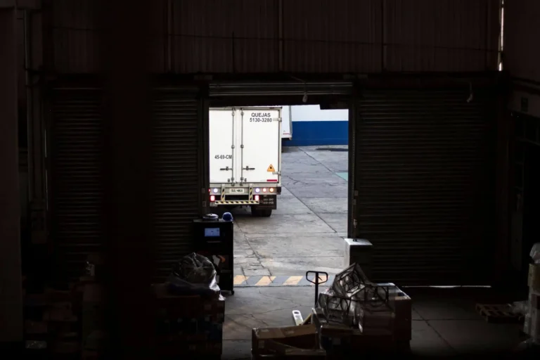 Caminhão em centro de distribuição durante operação logística da Black Friday